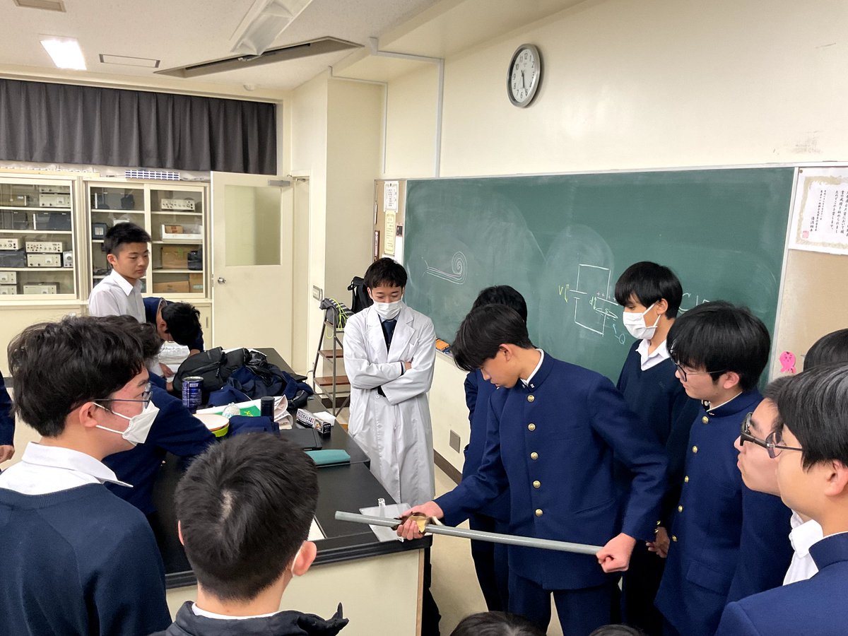 SetaGakuPhysics's tweet photo. 本日の活動では、静電気の実験を行いました！
部員たちは楽しそうに実験していました😊
今回の実験ではコンデンサーの原理を再現したもので行いました！
#世田谷学園 #世田谷学園物理部 #物理部 #セタゴラスイッチ https://t.co/A0FcUdaAdn