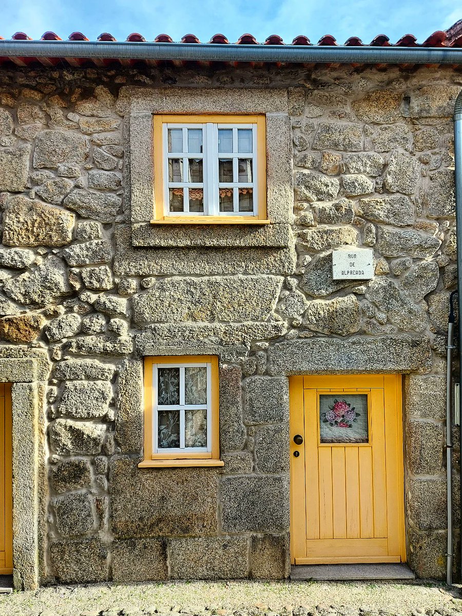 As portas e janelas coloridas da Aldeia Histórica de Castelo Novo! 😍

📸 @vanessaclfrancisco

#CasteloNovo #AldeiasHistoricas #Portugal
