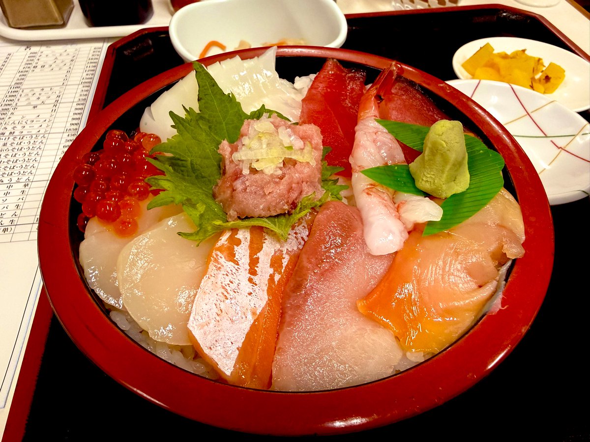 yyamamoto46's tweet photo. 1泊2日のきゅんパス北東北終わり⛄️
天気に恵まれた2日間❗️

①青森駅にて『特急つがる』
②三陸鉄道『堀内駅』
③盛岡じゃじゃ麺発祥『白龍』
④八戸　八食センター『勢登鮨』

その他にも沢山楽しめました🌟
#東北
#北東北
#青森
#岩手
#三陸鉄道
#盛岡じゃじゃ麺
#JR東日本 https://t.co/D4lGAD4i5G