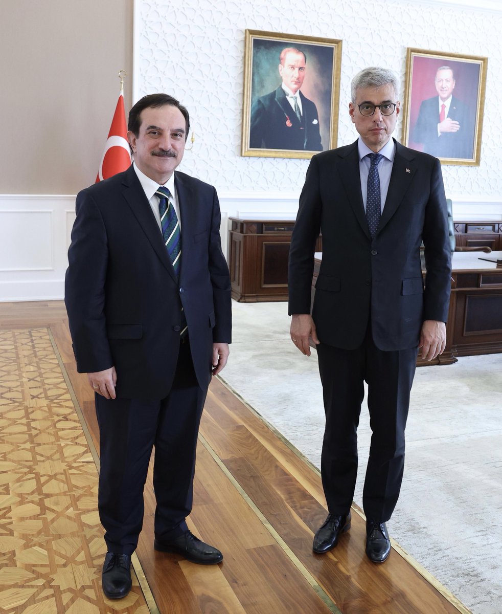 Sn Sağlık bakanımız <a href="/drmemisoglu/">Prof. Dr. Kemal Memişoğlu</a>’na yaptığım ziyarette eczacılık ve ilaç sektörünün önemli konularını istişare etme fırsatı bulduk.

Milli sağlık politikalarının geliştirilmesinde önemli adımlar atan Sn Bakanımıza ve ekibine kolaylıklar diliyorum.