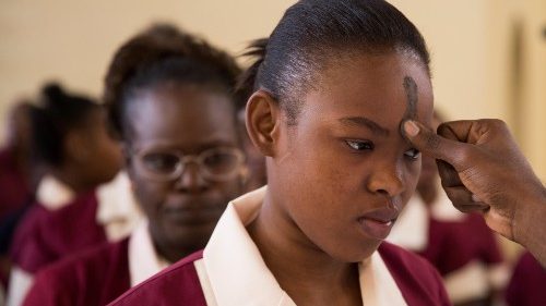 JUMATANO YA MAJIVU.

Kwetu Wakristo Wakatoliki,
Hiyo ni alama kubwa ya kuonyesha mwanzo wa KWARESMA yetu.

> Majivu hayamaanishi kuwa sisi ni watakatifu!,
Humaanisha sisi ni wadhambi, mbele za macho ya Mungu, hivyo twahitaji kutubu.

> Majivu hayamaanishi sisi tu wakamilifu!,