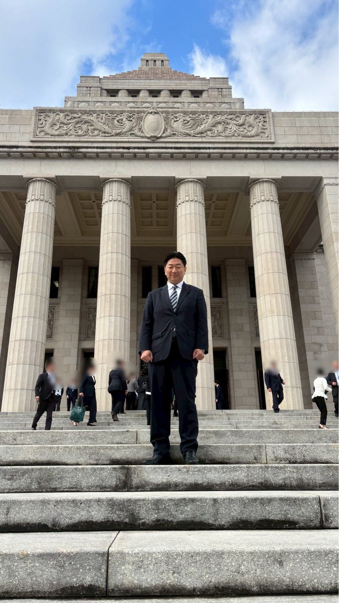 kuro1_jp's tweet photo. 本日、特別国会が召集され初登院いたしました！そして衆参の本会議にて、首相指名選挙が行われ、第105代首相に高市早苗さんが選出、第2次高市政権が発足しました！

多くの皆様に支えていただき、この場所に立てていること、そしてこのバッジを付ける責任を感じております。

中野区・杉並区から送り出していただいた国会議員として、しっかりと地域の声を国へ届け、高市政権とともに、中野区・杉並区、そして、この国を、前へ。全力で取り組んでまいります！

#黒崎ゆういちワンチーム