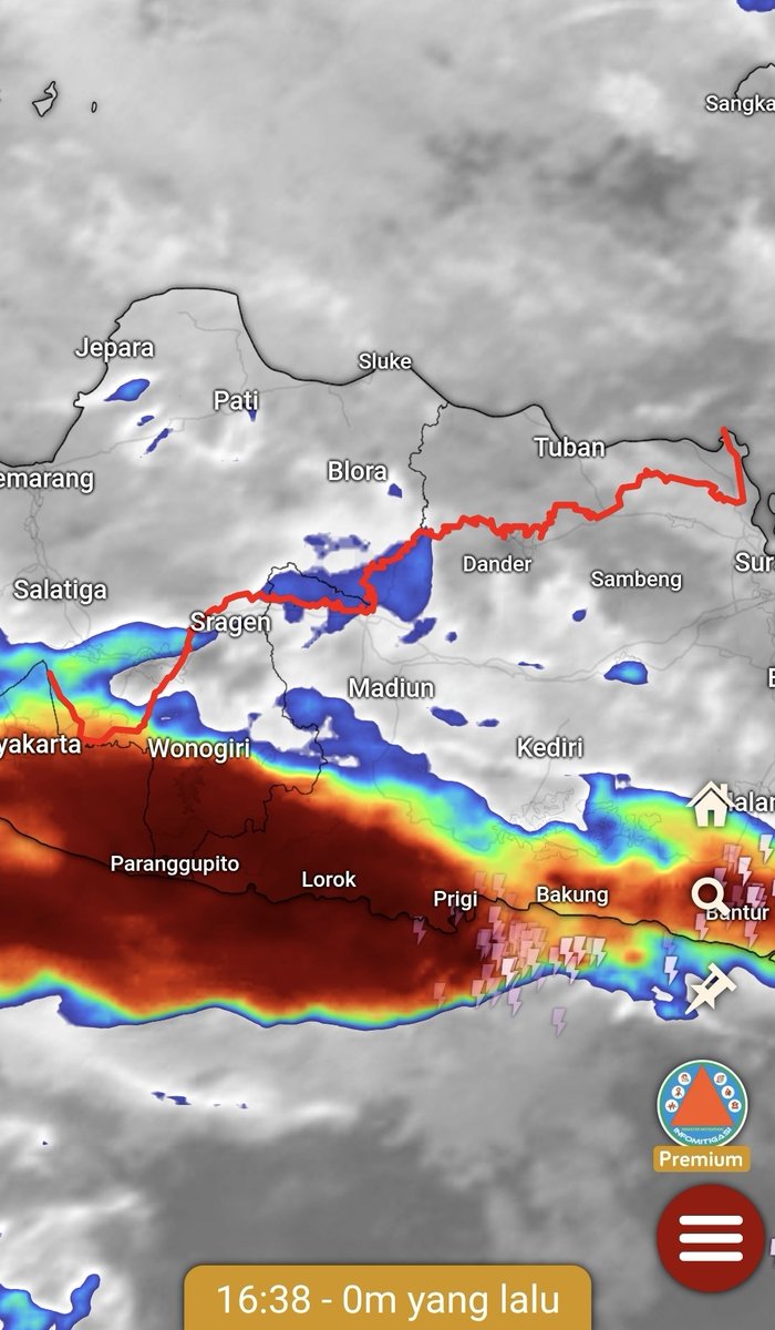 wilayah-wilayah hulu Sungai Bengawan Solo ( garis warna merah ) diliputi awan cumulonimbus. bagi masyakarat yang tengah-hilir harap mewaspadai adanya potensi banjir.