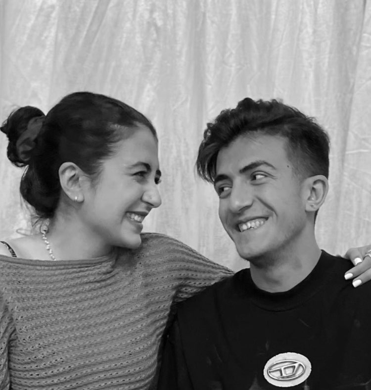 خواهرش خاسته بگم..

توی خونه ی ما دیگه کسی نمیخنده٫

داداشم فراموشتون نشه❤️‍🩹

#حمیدرضا_معینی_فر