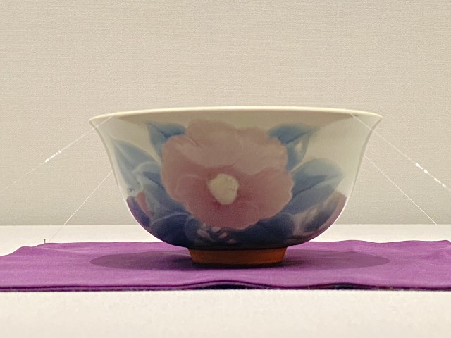 作品紹介】板谷波山《椿文茶碗》。柔らかに浮かび上がる椿の花。波山の