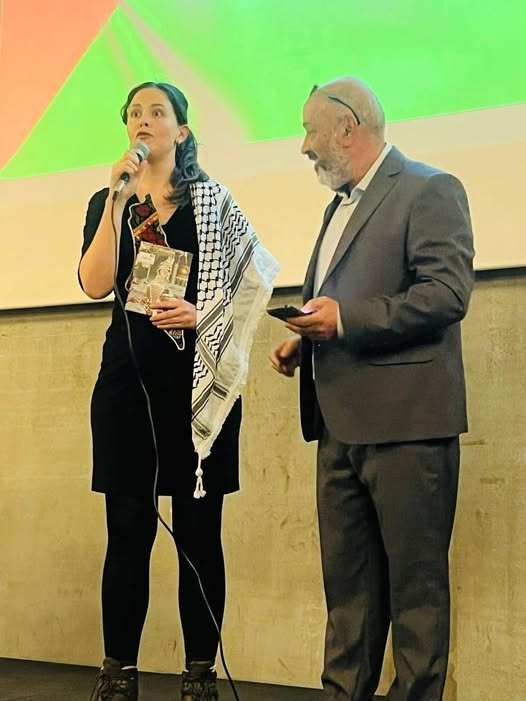 Enhedslisten står sammen med islamister, der går ind for stening af kvinder og anden sharialovgivning.
Her Victoria Valesques og Kasem Ahmad.