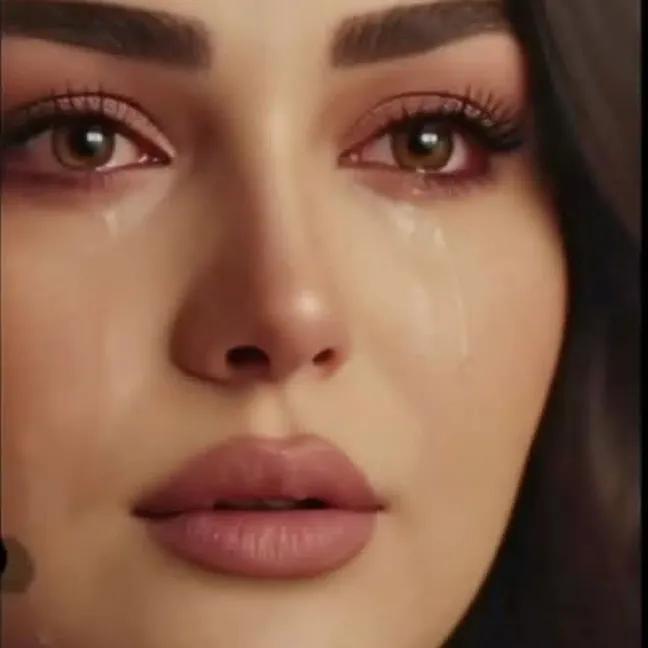 मेरी हस्ती को मुकम्मल बताया था उसने, 
हर दुआ में सिर्फ मुझे माँगा था उसने।
आज जो किसी और के साथ 'वही' वादे दोहरा रहा है, 
यकीन मानिए, अपनी ही नजरों में गिरता जा रहा है।
💔🥹