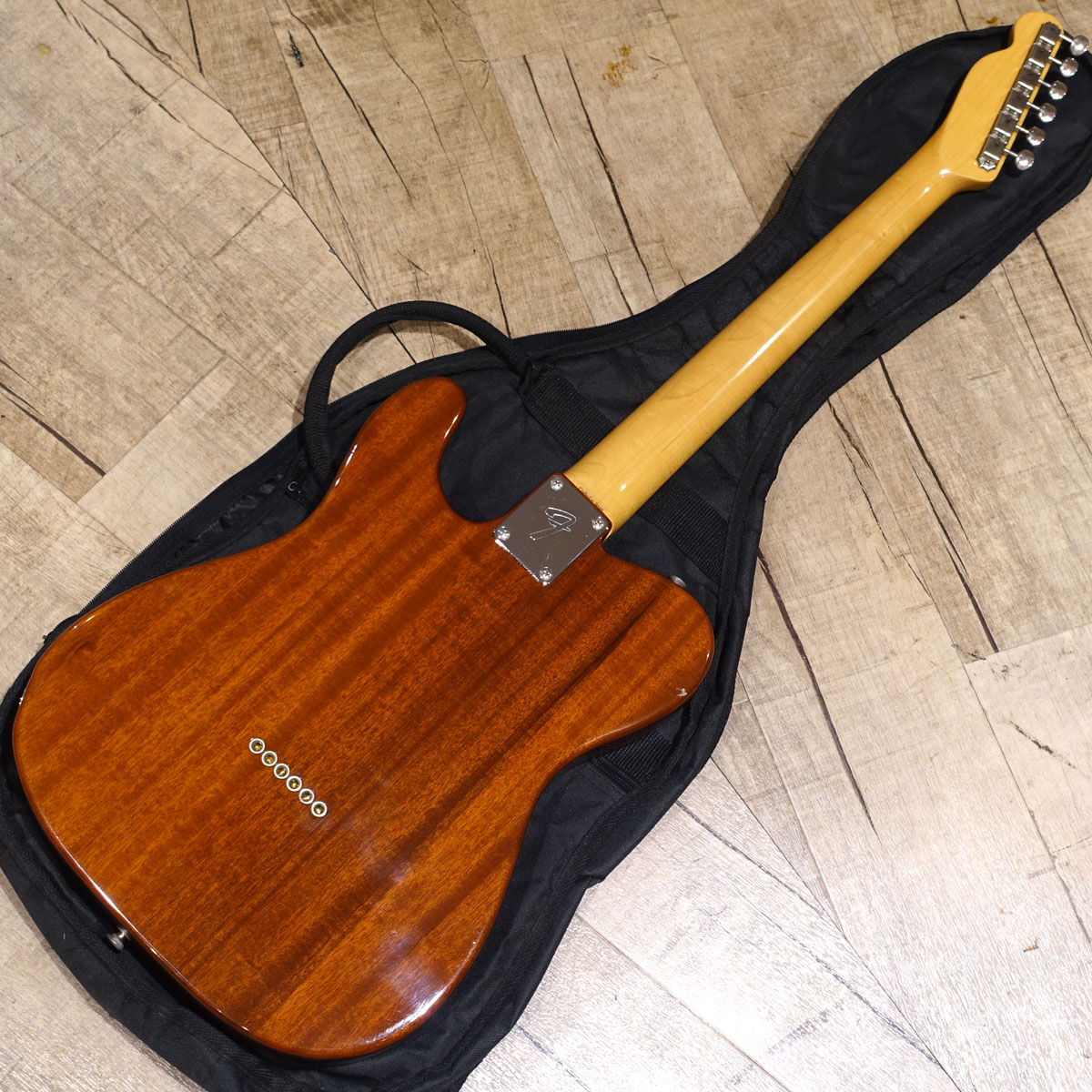 マホガニーボディの70テレキャスターシンライン。キズや打痕や塗装の