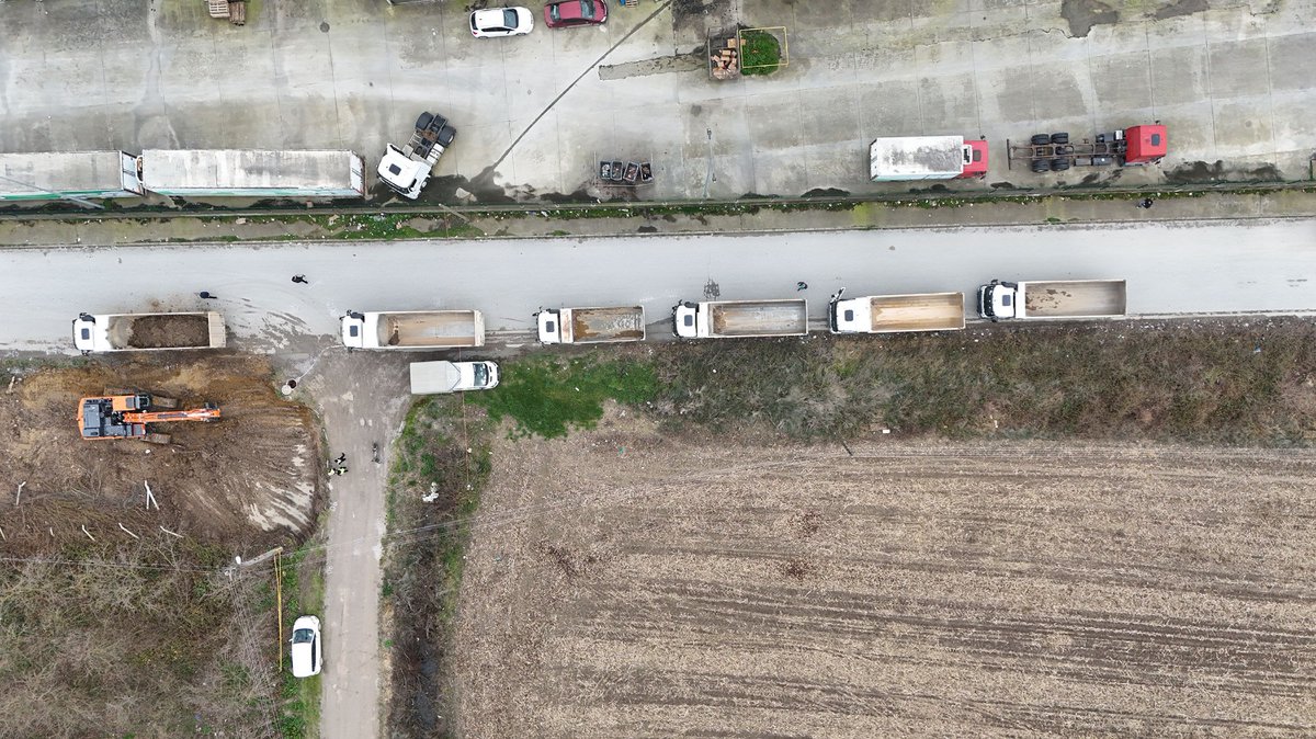 sbYusufAlemdar's tweet photo. Yazlık Katlı Kavşağı’nın inşasından önce trafik yükünü azaltacak yeni bir duble yol açacağımızı daha önce duyurmuştuk. Başlattığımız çalışmaları yerinde inceleyip çalışma arkadaşlarımdan bilgi aldım.

Prof. Dr. Sebahattin Zaim Bulvarı ile Adapazarı Çevre Yolu arasında bağlantı sağlayacak güzergâh 25 metre genişliğinde ve 1.250 metre uzunluğunda olacak.

Yeni yol, özellikle Yenikent’ten şehir merkezine gelişlerde alternatif bir kaçış hattı işlevi görecek.

Proje kapsamında bisiklet ve yaya yolları, peyzaj düzenlemeleri ile aydınlatma sistemleri de yer alacak.

Yenikent’ten şehre gidiş istikametinde inşa edeceğimiz bağlantı köprüsü için de ihaleyi gerçekleştirdik, ilk fırsatta detayları tamamlayıp yapımına başlamak istiyoruz.

Bu yol ile Yazlık kavşağı içindeki trafik yoğunluğunu önemli ölçüde azaltıp, yeni alternatif bir güzergah kazandırmış olacağız.