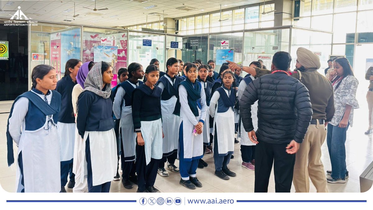 AAI_Official's tweet photo. #NextGenAviators ✈️

बठिंडा हवाई अड्डे @AaiBathinda पर राजकीय विद्यालय के छात्रों ने भ्रमण के दौरान विमानन की दुनिया को करीब से देखा और समझा। उन्हें हवाई अड्डे की कार्यप्रणाली, सुरक्षा व्यवस्था और सुरक्षित उड़ान से जुड़ी सरल व रोचक जानकारी दी गई। कक्षा से बाहर का यह अनुभव उनके लिए नया और प्रेरणादायक रहा। 

भाविप्रा लगातार ऐसे प्रयासों से नन्हे सपनों को पंख दे रहा है और भविष्य के एविएटर्स तैयार करने की दिशा में आगे बढ़ रहा है।