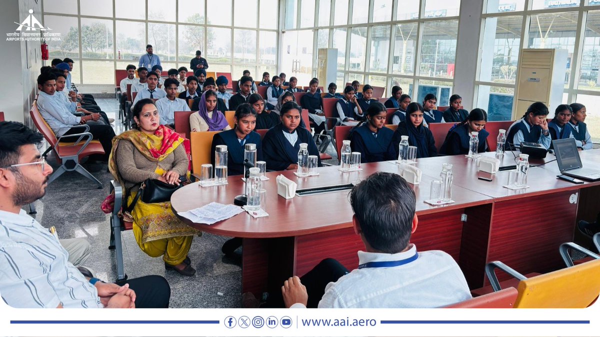 AAI_Official's tweet photo. #NextGenAviators ✈️

बठिंडा हवाई अड्डे @AaiBathinda पर राजकीय विद्यालय के छात्रों ने भ्रमण के दौरान विमानन की दुनिया को करीब से देखा और समझा। उन्हें हवाई अड्डे की कार्यप्रणाली, सुरक्षा व्यवस्था और सुरक्षित उड़ान से जुड़ी सरल व रोचक जानकारी दी गई। कक्षा से बाहर का यह अनुभव उनके लिए नया और प्रेरणादायक रहा। 

भाविप्रा लगातार ऐसे प्रयासों से नन्हे सपनों को पंख दे रहा है और भविष्य के एविएटर्स तैयार करने की दिशा में आगे बढ़ रहा है।