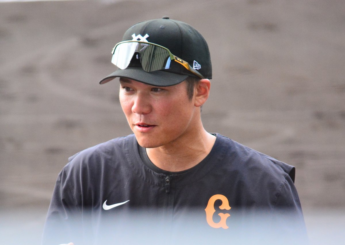 mikodesuga's tweet photo. 2026.2.16 巨人軍那覇キャンプ
フェンスで少し隠れますが…
坂本勇人選手 表情豊かで今年もかっこいい
 #坂本勇人 https://t.co/2vjk7jMEXL