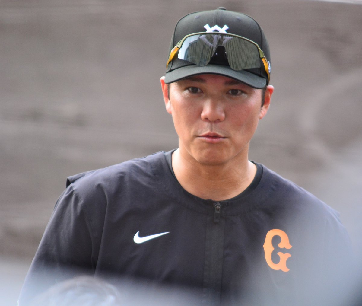 mikodesuga's tweet photo. 2026.2.16 巨人軍那覇キャンプ
フェンスで少し隠れますが…
坂本勇人選手 表情豊かで今年もかっこいい
 #坂本勇人 https://t.co/2vjk7jMEXL
