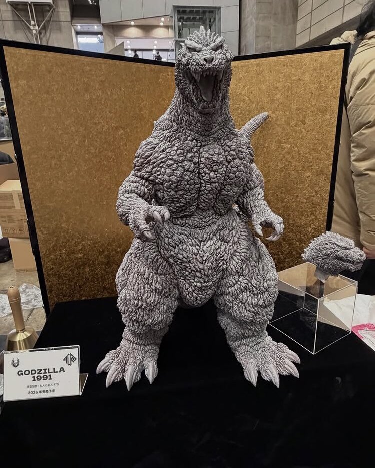 hitoritsubotti's tweet photo. ワンフェスで展示された竹谷さんも参加されるKRSを展開しているACROと言うメーカーの作品らしいですが1991ギドゴジ��貴重（個人的に）※インスタからの拾い画像です
サイズが気になる。ガレキ？　ソフビ？ https://t.co/HBEqCkQLjI