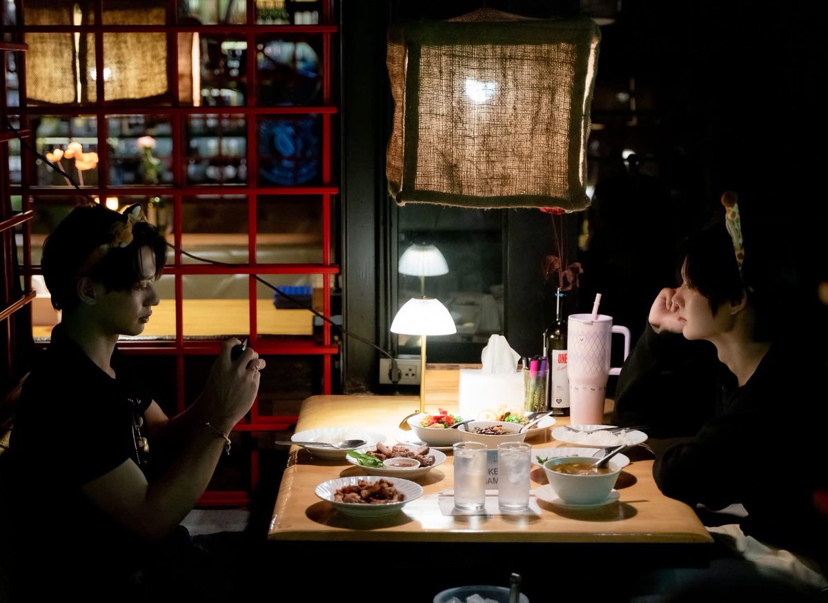 withtwenttyone's tweet image. เหมือนซีนหนังรักสักเรื่องอ่ะ