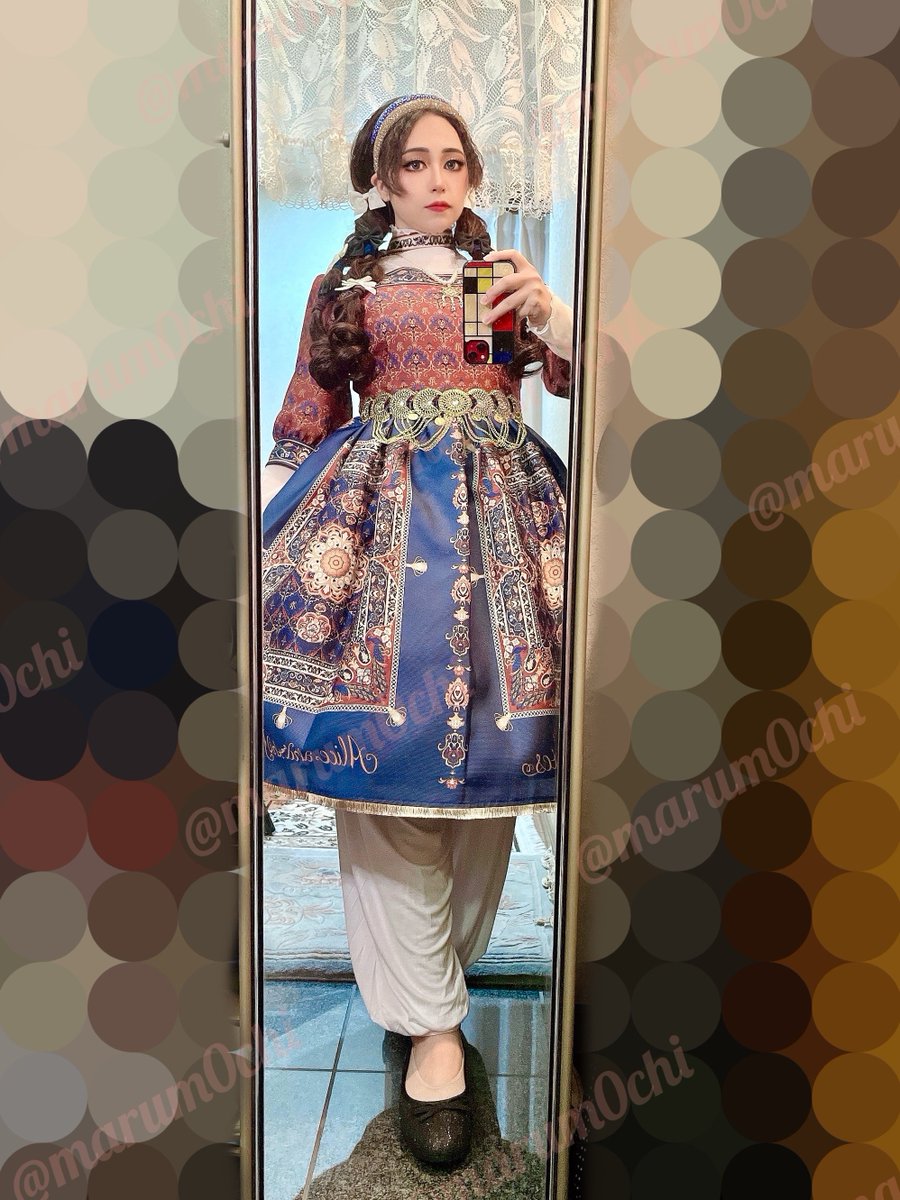 今日こんな感じでした。
イラン細密画のシャー･ナーメを見に行くので、これを着ないでどうする！ということでお迎えほやほやのアリパイはペルシャ絨毯柄でした❣️
本当はもっと民族衣装に寄せてベールや腰布を…と思ったけど、せっかくのオリプリが隠れちゃうので、ゆったりおズボンだけ取り入れた。