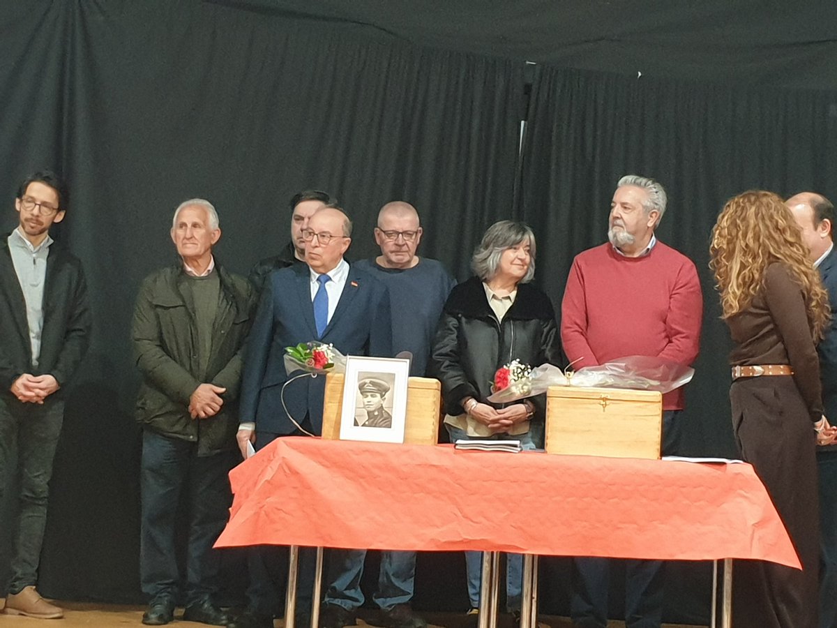 El Gobierno de España entrega en Mesegar de Tajo los restos de dos víctimas del franquismo asesinadas en 1936. La exhumación la realizó la Asociación Manuel Azaña este verano y ayer se realizó la resignificación de la Memoria de Felipe y Timoteo.
manuelazana.org/el-gobierno-de…