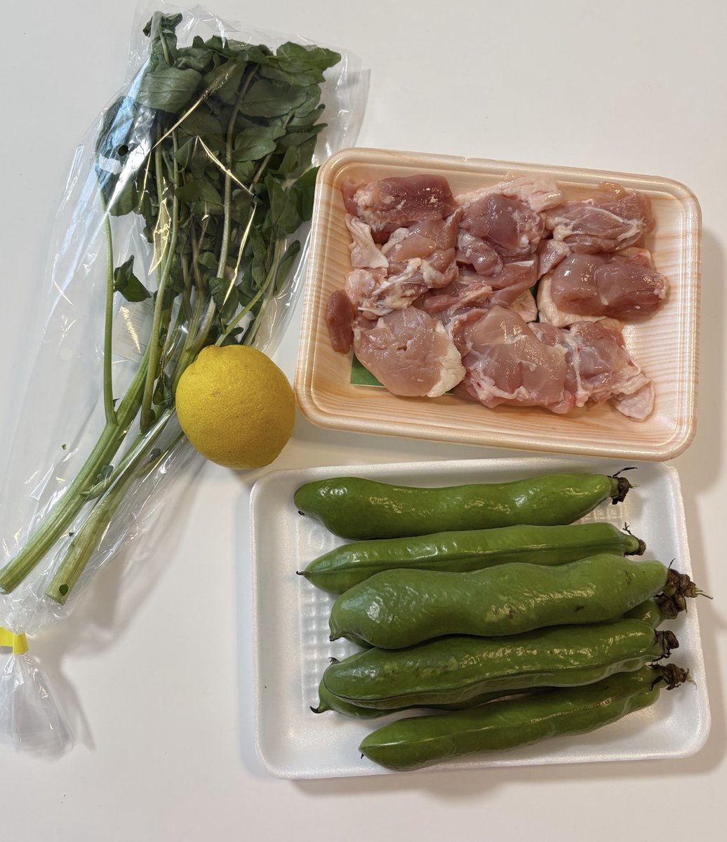 akari_hasegawa's tweet photo. そら豆がスーパーに並び始めて、それで嬉しくなって作った煮込み料理。こんがり焼いたチキンの旨みと、レモン•クレソンの香りを纏わせて。自分のためにそら豆を剥くひと手間、気持ちが良いです。忙しい時はブロッコリーやアスパラガスで代用してOK。料理は自由です。詳しいレシピはご自愛ごはん連載で　https://t.co/wB1JSPItuq
