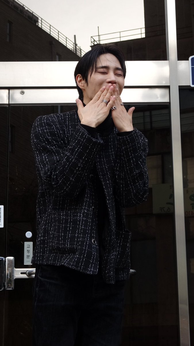 근데 때율이 이거 막공 의상인가 🤭
데부리 막공 / 이터 막공
블랙 폴라+트위드 자켓=요 조합 최고 👍