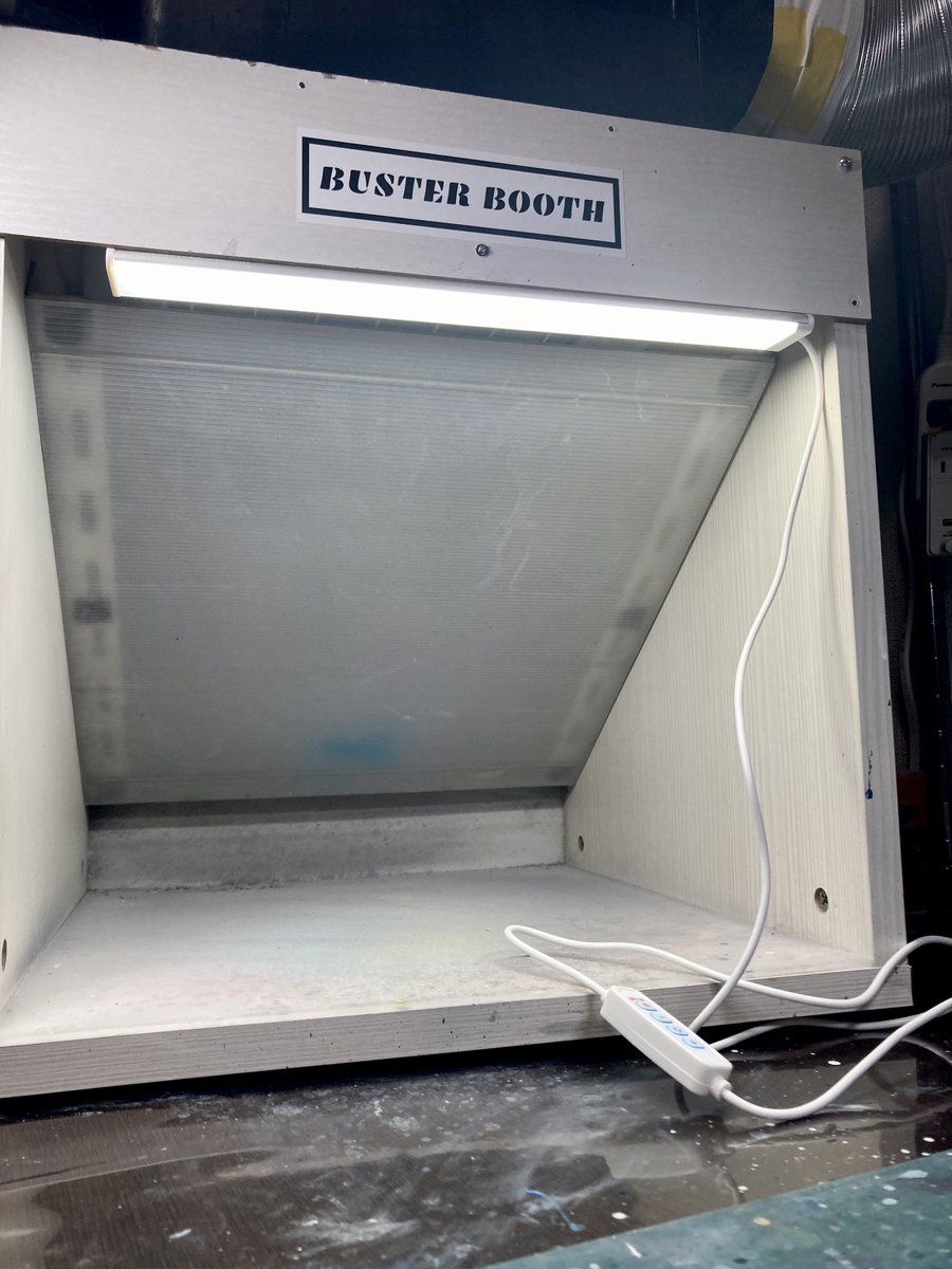 塗装ブース(BUSTER BOOTH) に照明を付ける試行中です。 バーライトは2