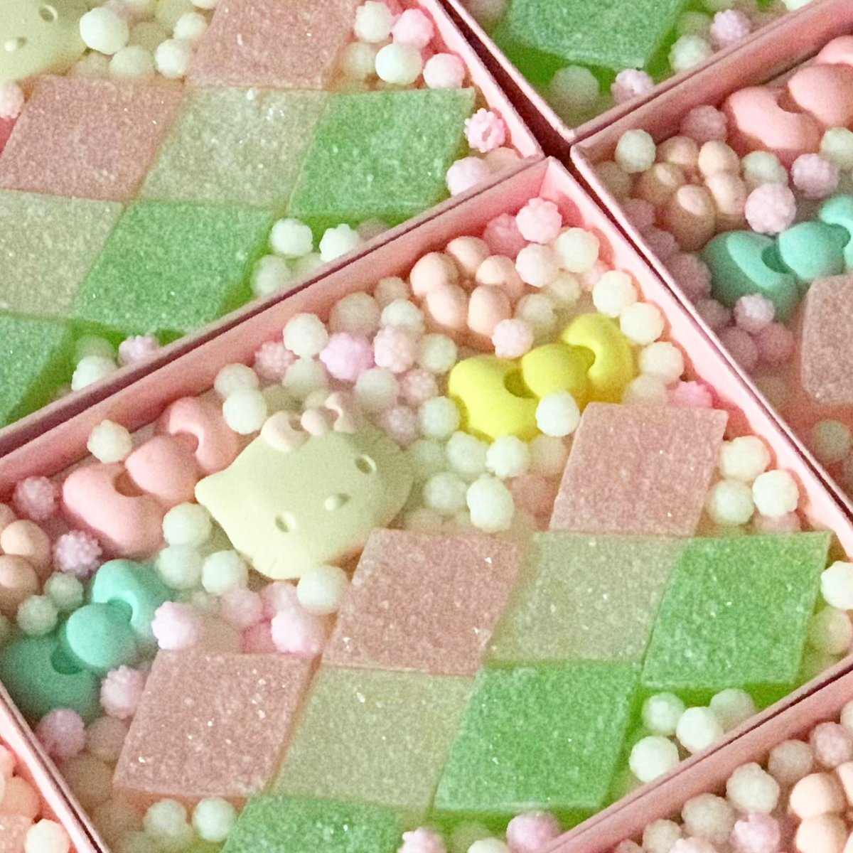 ひな祭りのキティちゃん。
和三盆のお干菓子になりました。
菱餅は、三色の琥珀糖になります。