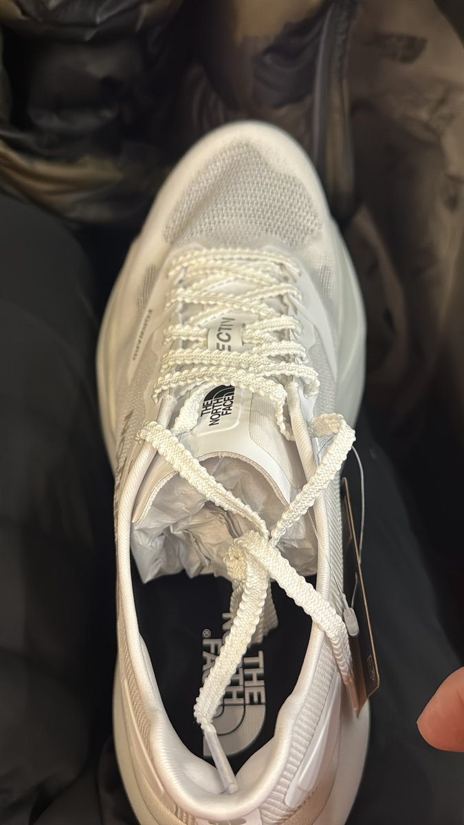nomi_runner's tweet photo. ちょっと時間なくてドタバタで現地写真も撮れて無いけど、VECTIV forwardのローンチイベントに行ってきた。
いろんなインフルエンサーとか有名な人居た。
試し履きして買っちゃった😊
帰ったらクイックシューレース化しよ。
#VECTIV #6足目 #ロードシューズ https://t.co/7fHST5Khn6