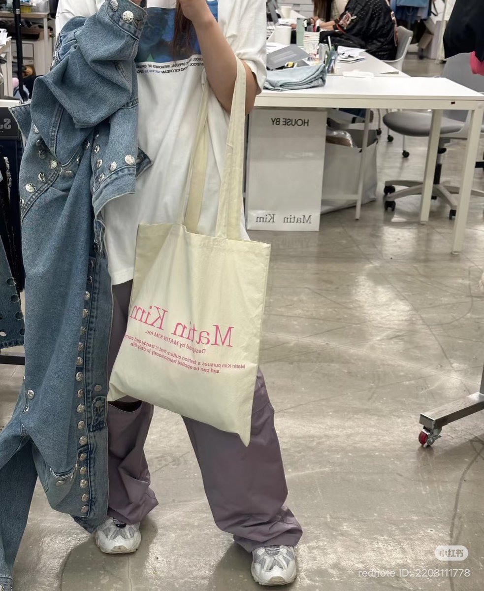 Matin Kim Poppin Ecobag SALE50% ✨🎀
〰️ เหลือใบละ 390฿ 〰️ ปกติ 790฿

Size : 36.5*40.5*30 cm
2 สี ; Ivory / mint
✔️ ผ้าแคนวาสทรงสวย จุของได้แน่น
✔️ แมทช์ง่าย เข้าได้ทุกลุค

✳️ CF สี &amp; จำนวนได้เลยค้า มัดจำด้วยใจ ของถึงไทยค่อยชำระนะค้า ⛔️ ห้ามยกเลิก หรือเททุกกรณี ⛔️ รอของ 6-8 weeks