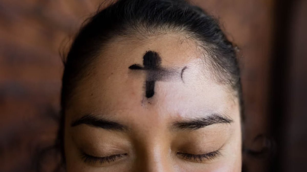 StJosephOLVA's tweet photo. Voor christenen begint vandaag de veertigdaagse vastentijd. Als katholieke gemeenschap markeren we de start met het askruisje. Je bent vanavond om 19.30 uur welkom in onze kerk bij de viering van #aswoensdag. #vathorst #hooglanderveen #amersfoort https://t.co/fVDKL0pT1g