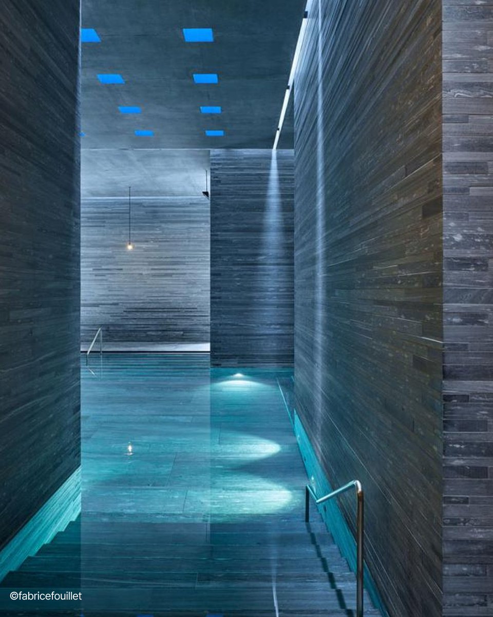_dgng's tweet photo. 1. 떼르메 발스(Therme Vals). 페터 춤토르는 이 건축물로 건축계의 노벨상이라 불리는 프리츠커상을 수상했다고 한다. 그 지역에서 캐낸 6만 장의 규암을 쌓아 만들었다고. 산과 동굴 속에 파묻혀 사우나하고 수영하고 책 읽고 하면 낙원일 것 같다. 죽기 전에 꼭 가보고 싶은 곳. https://t.co/osMzVKaowy