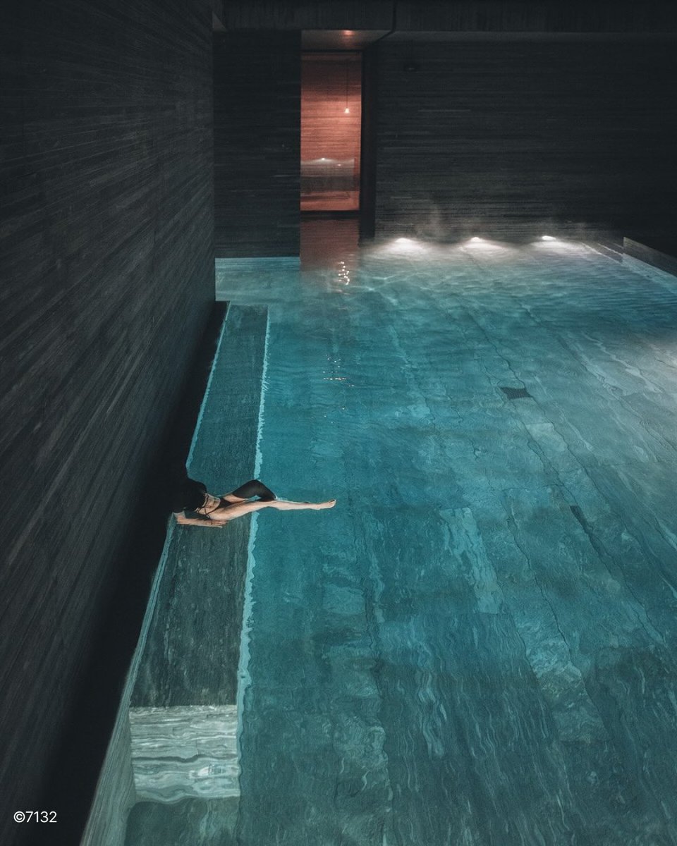 _dgng's tweet photo. 1. 떼르메 발스(Therme Vals). 페터 춤토르는 이 건축물로 건축계의 노벨상이라 불리는 프리츠커상을 수상했다고 한다. 그 지역에서 캐낸 6만 장의 규암을 쌓아 만들었다고. 산과 동굴 속에 파묻혀 사우나하고 수영하고 책 읽고 하면 낙원일 것 같다. 죽기 전에 꼭 가보고 싶은 곳. https://t.co/osMzVKaowy