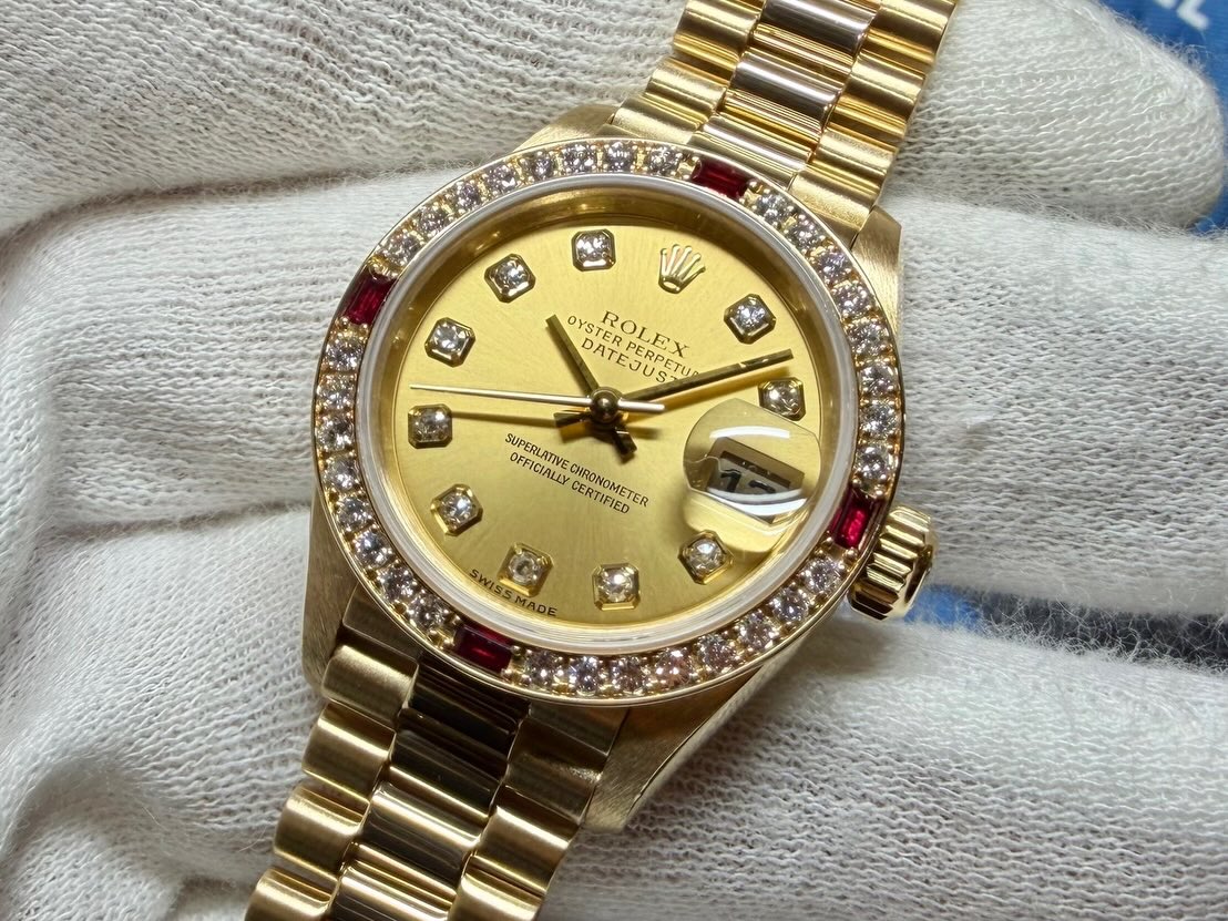 ベゼルに4つのバゲットルビーをセットしたレディースデイトジャスト
