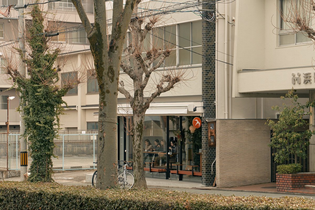 “コーヒー、カクテル、ビンテージデザイン”という3つのコンセプトを掲げる「FUGLEN 」🇳🇴

12月、京都にオープンしたノルウェー発のカフェ＆バー「FUGLEN KYOTO」を取材しました！

詳細は👇
instagram.com/p/DU5LPyukfvX/…