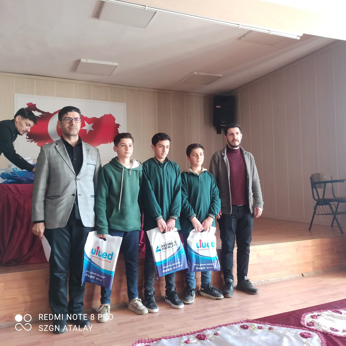 Hayrat Vakfı tarafından Türkiye geneli yapılan Aydınlık Yarınlara Kitap Okuma yarışmasında dereceye giren öğrencilerimize hediyeleri takdim edildi.
Öğrencilerimizi tebrik ederiz.
<a href="/meb_dinogretimi/">MEB Din Öğretimi Genel Müdürlüğü</a> <a href="/HaskoyMem/">Hasköy İlçe MEM</a> <a href="/bozyel_necdet/">Necdet Bozyel</a> <a href="/MuhlisGler3/">Muhlis Güler</a>