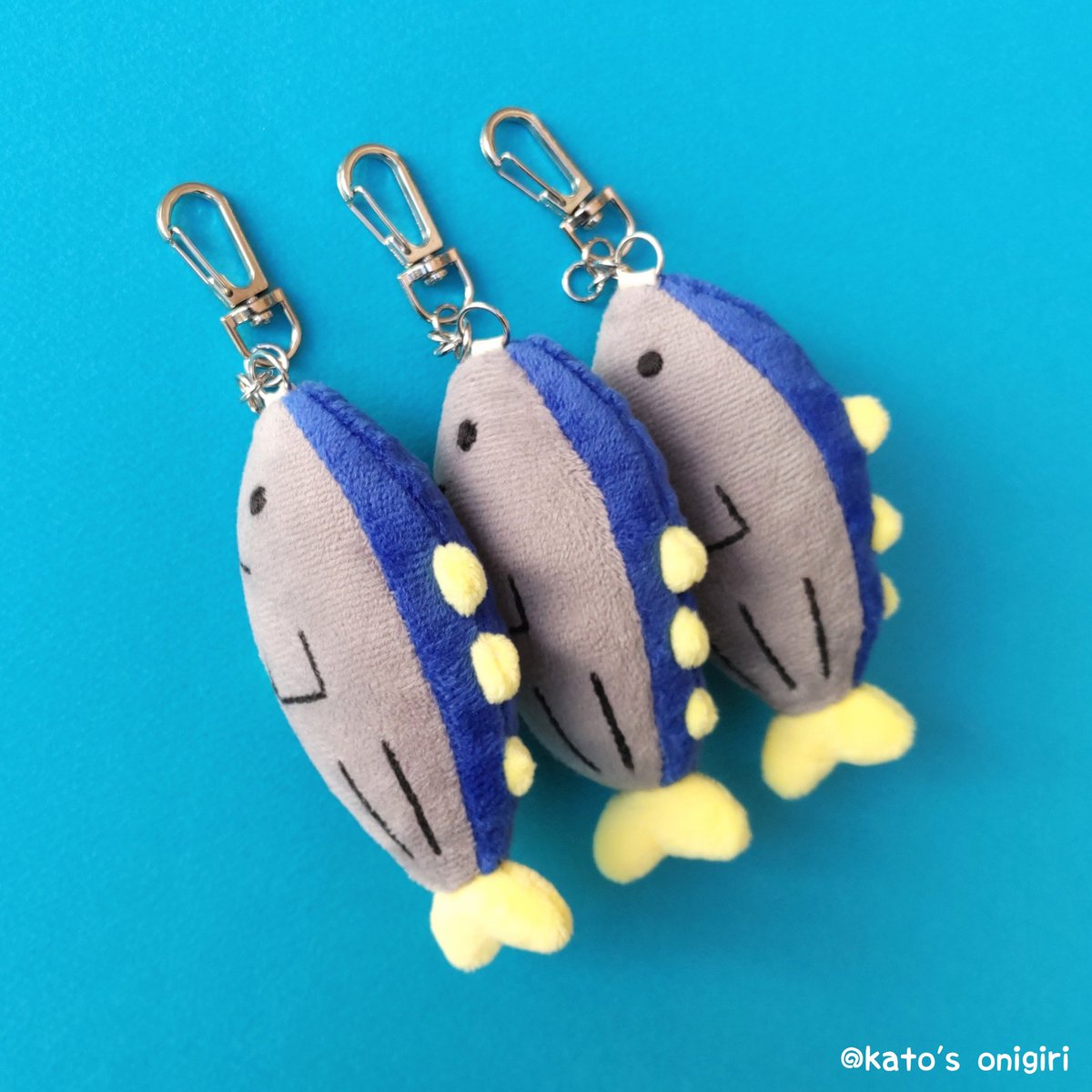 katonoonigiri's tweet photo. イベントで好評だったカツオのぬいぐるみキーホルダーを3個作りました🐟✨🪡☺️同じ型紙なのにそれぞれ個性が出ていておもしろい😆minneにて販売中です！

https://t.co/Um2GtbmH5A

#ぬいぐるみ #カツオ #かつお #キーホルダー #minne https://t.co/G7MwAeOKSE
