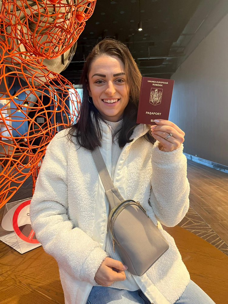 In November 2025, #JuliaSauter finally got her Romanian passport, and we documented it all in our latest story, so please have a look.

And, until you do, we chose some parts of the journey for you - there you go.

(thread).