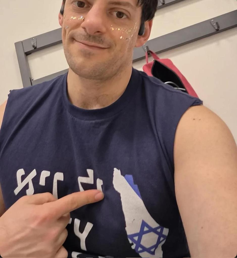 Vediamo se ho capito bene: alle Olimpiadi vieni licenziato se dici "Free Palestine", espulso se indossi un casco con le facce dei tuoi cari ammazzati in guerra ma, se giri con una maglietta co una cartina di Israele "From the River to the Sea", va tutto bene, Madama la Marchesa.