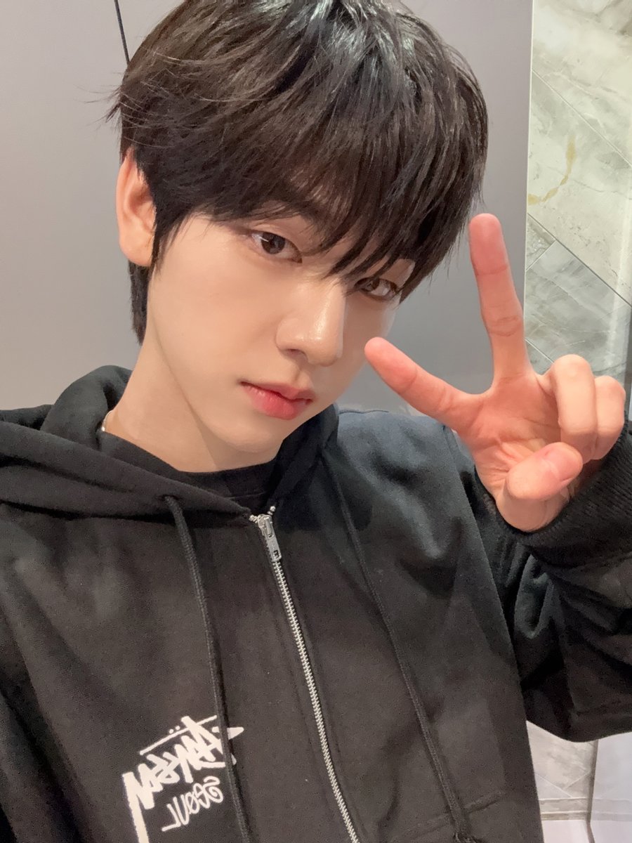 [📸] #DRP_PIC

◾ 2026. 02. 18
◽ HAPPY DONGYUN DAY🐺🎂

동윤이의 얼렁뚱땅 생일 라이브🫢
끝까지 해피 동윤데이 ! ! !

#DRIPPIN #드리핀
#김동윤 #KIMDONGYUN