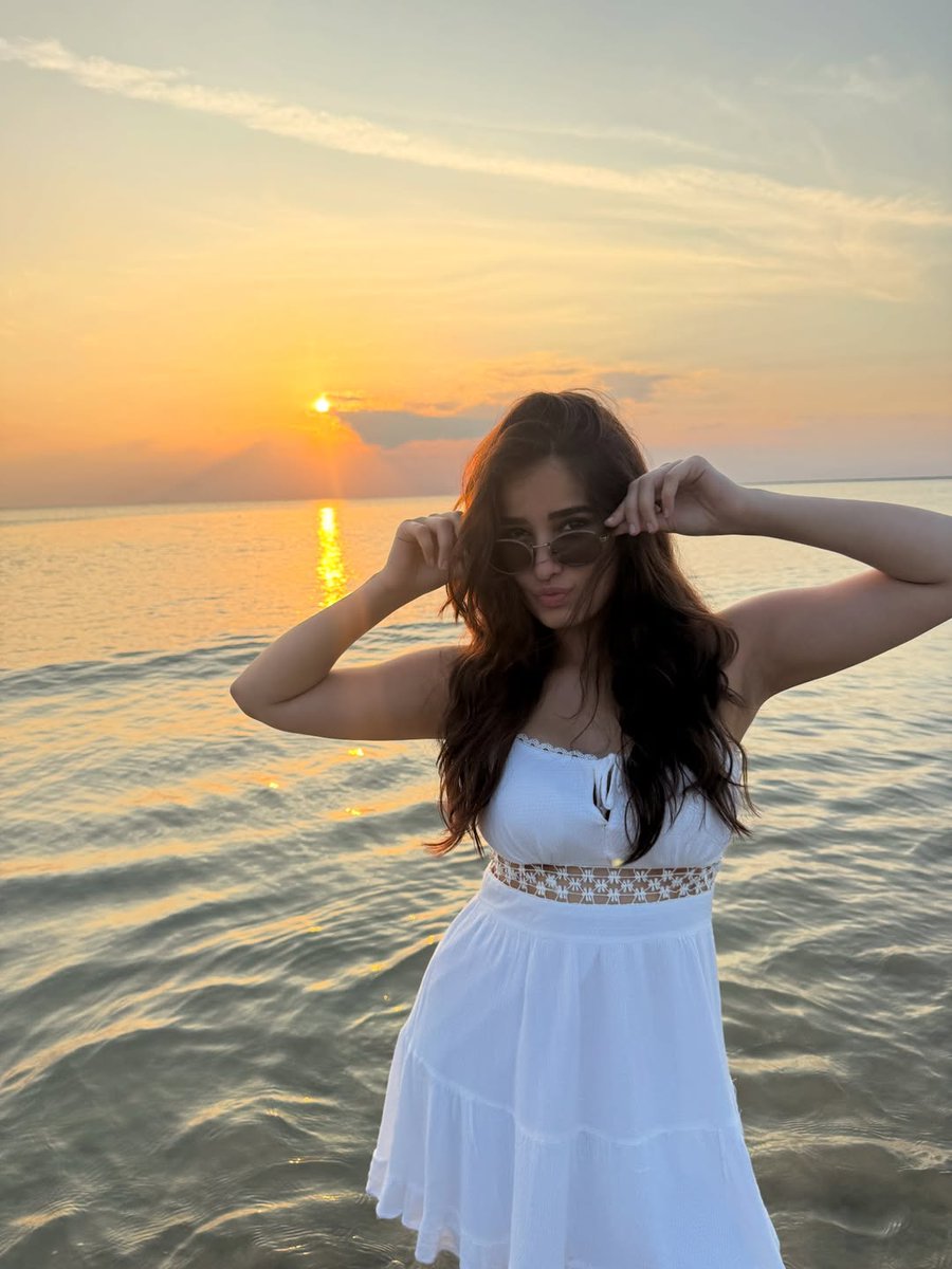 HydTimes's tweet photo. Mom-daughter getaway goals! Rasha Thadani shares snapshots from her beach trip with mother, Raveena Tandon.
#RashaThadani #RaveenaTandon #BeachTrip #MomDaughterGoals https://t.co/QHHzm0luNv
