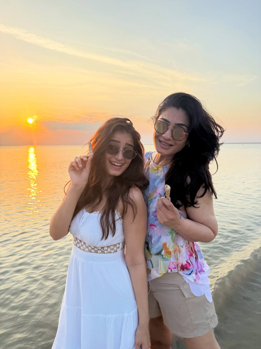 HydTimes's tweet photo. Mom-daughter getaway goals! Rasha Thadani shares snapshots from her beach trip with mother, Raveena Tandon.
#RashaThadani #RaveenaTandon #BeachTrip #MomDaughterGoals https://t.co/QHHzm0luNv