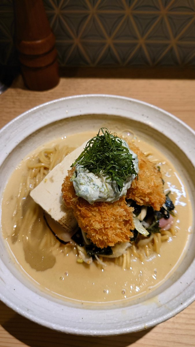 2/15セキレイ〜NIBOSHInoD5〜さんで牡蠣味噌󠄀らーめんを！もう、この創作らーめん凄すぎ！まず牡蠣フライは中がレアっぽくてとろとろ。そしてわさびタルタルソース。牡蠣フライを受け止める厚揚げ。食べれて良かった😄だいごさん、ゆうやさんご馳走様でした🙇