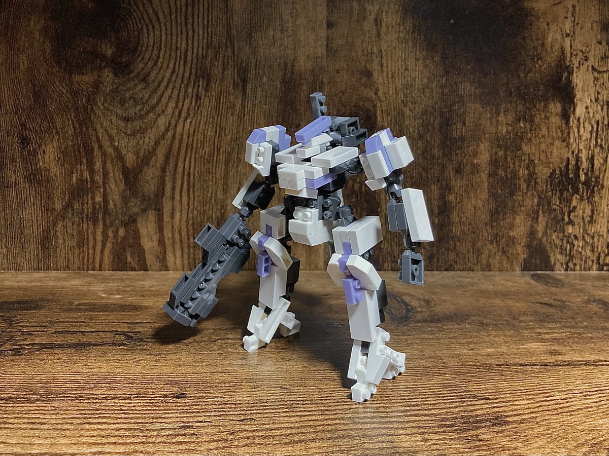 Rom_ROBObuilder's tweet photo. 王国のエースたる "騎士" の称号を授かった唯一の女性操縦士が搭乗するROL製第二世代機。
機体性能は量産機と同様だが、マガジン式ショットガン・白兵大剣クレイモアを装備した近接特化の構成である。
#プチブロック #RAMTAC https://t.co/lJWLf0USwi