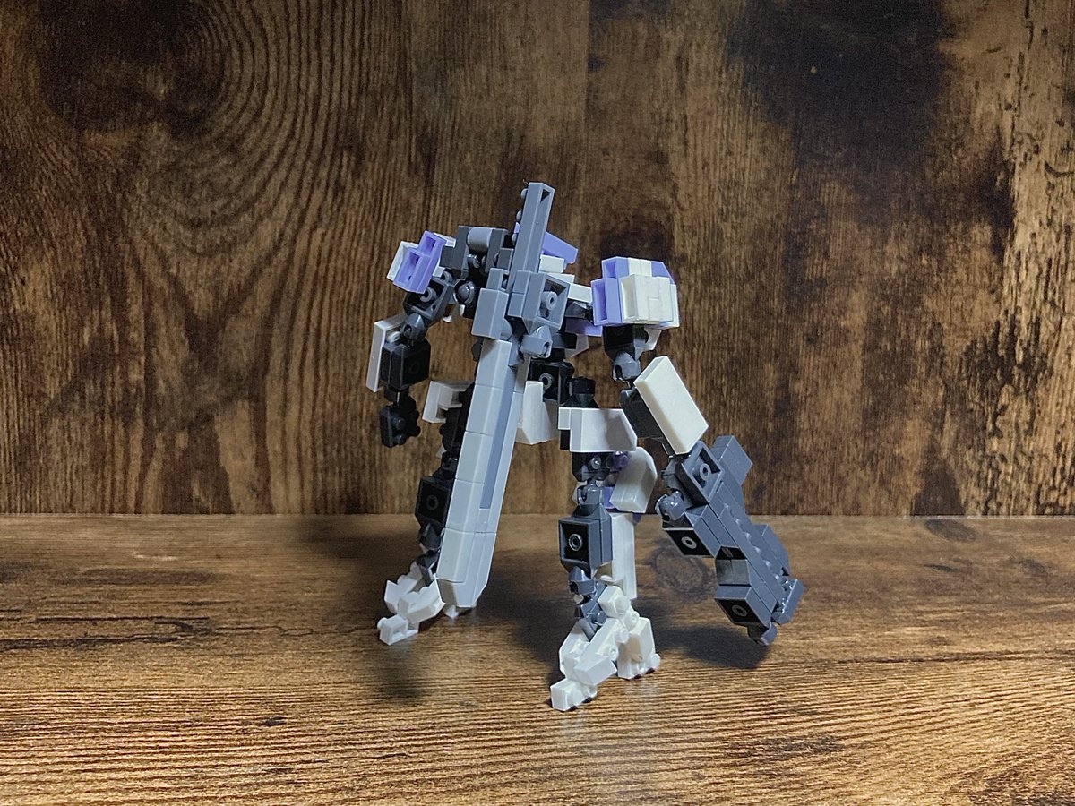Rom_ROBObuilder's tweet photo. 王国のエースたる "騎士" の称号を授かった唯一の女性操縦士が搭乗するROL製第二世代機。
機体性能は量産機と同様だが、マガジン式ショットガン・白兵大剣クレイモアを装備した近接特化の構成である。
#プチブロック #RAMTAC https://t.co/lJWLf0USwi