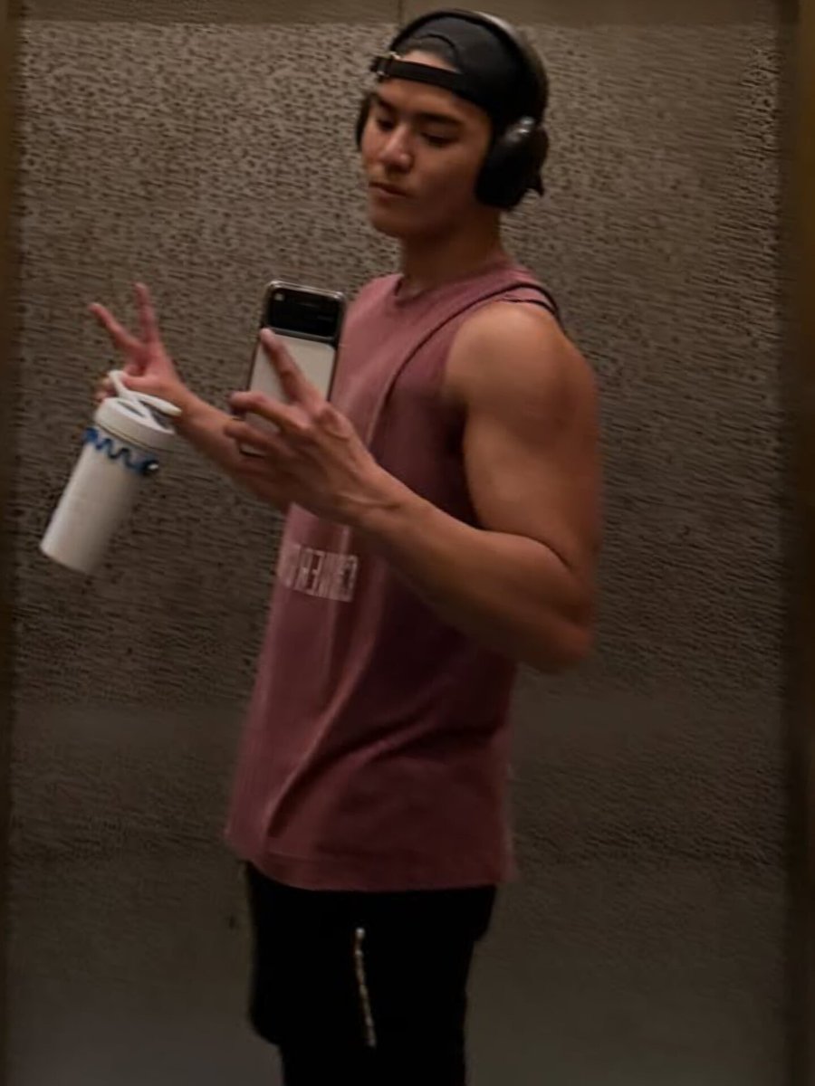 gelograph's tweet image. ANG LAKI NG BRASO NI MICHAEL OMG