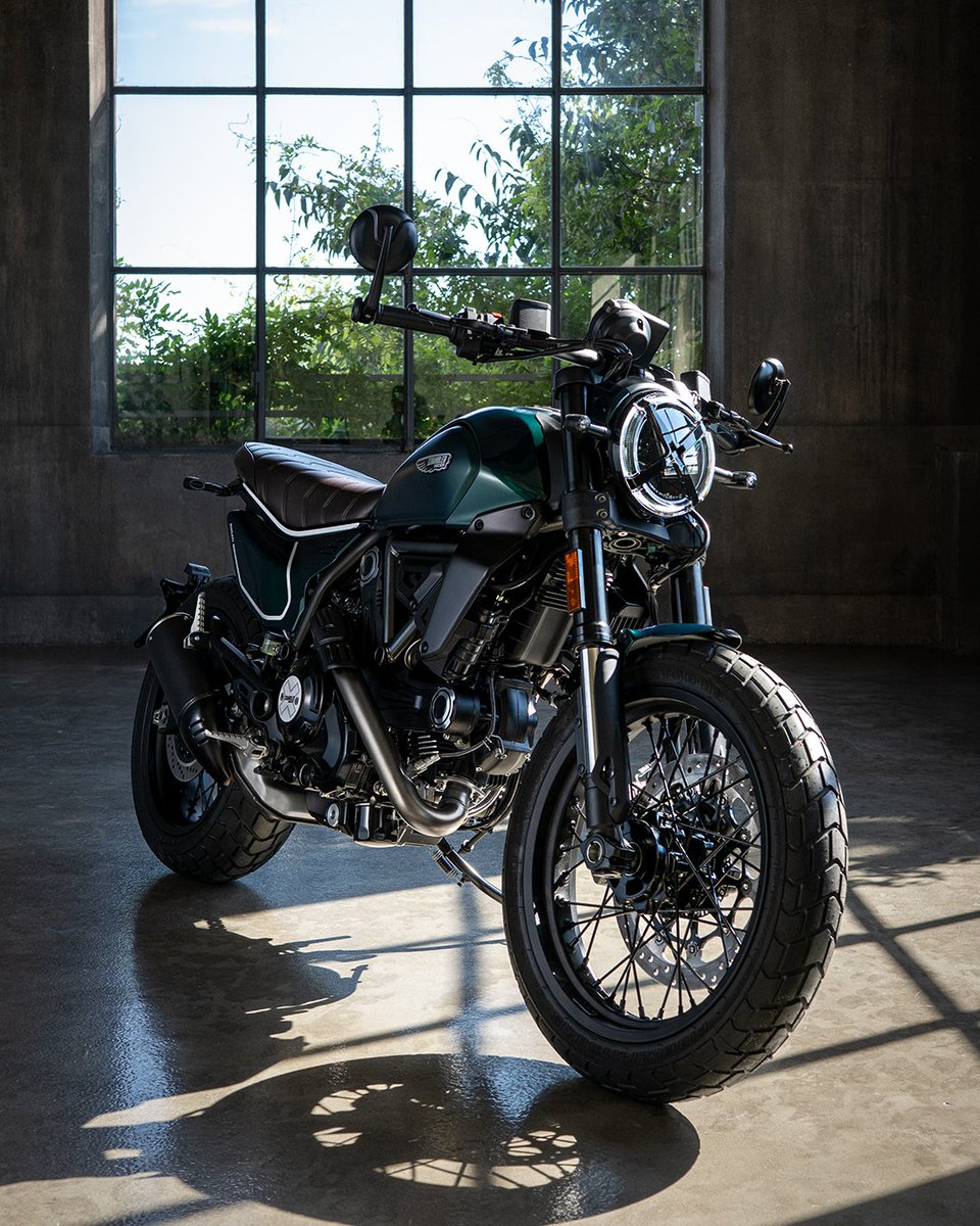 scramblerducati's tweet image. The city lights find their perfect reflection in the Emerald Green tank of the Scrambler Ducati Nightshift. It stands out like a rare gem against the concrete, bringing a sharp, sophisticated edge to the night. 

 ducat.it/Nightshift  

#ScramblerDucati #Nightshift