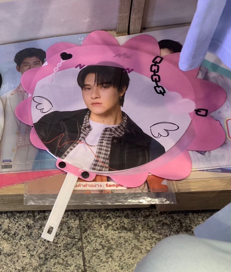 #tha #thb ini nama merchnya gmm apa ya? sama pasarannya berapa? kalo ada yang jual impick / uchiwa nani boleh tawarin akuuu 😁🤞🏻