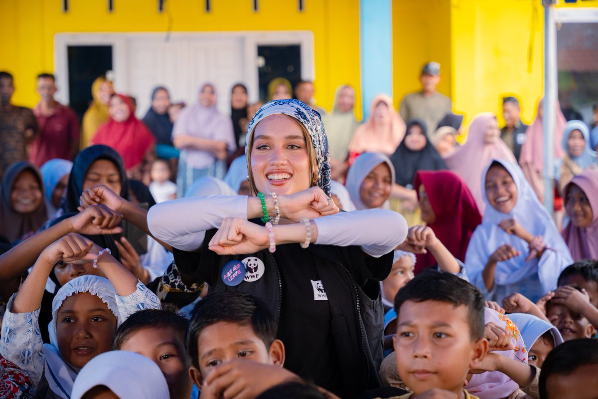 zoelfick's tweet image. Cinta Laura hadir ke Aceh saat suara ttg keadaan penyintas banjir mulai senyap.

Terima kasih @xcintakiehlx sudah hadir di tengah anak-anak Aceh. 

Anak-anak ini masih butuh penyemangat di tengah kondisi yg masih menyedihkan.
