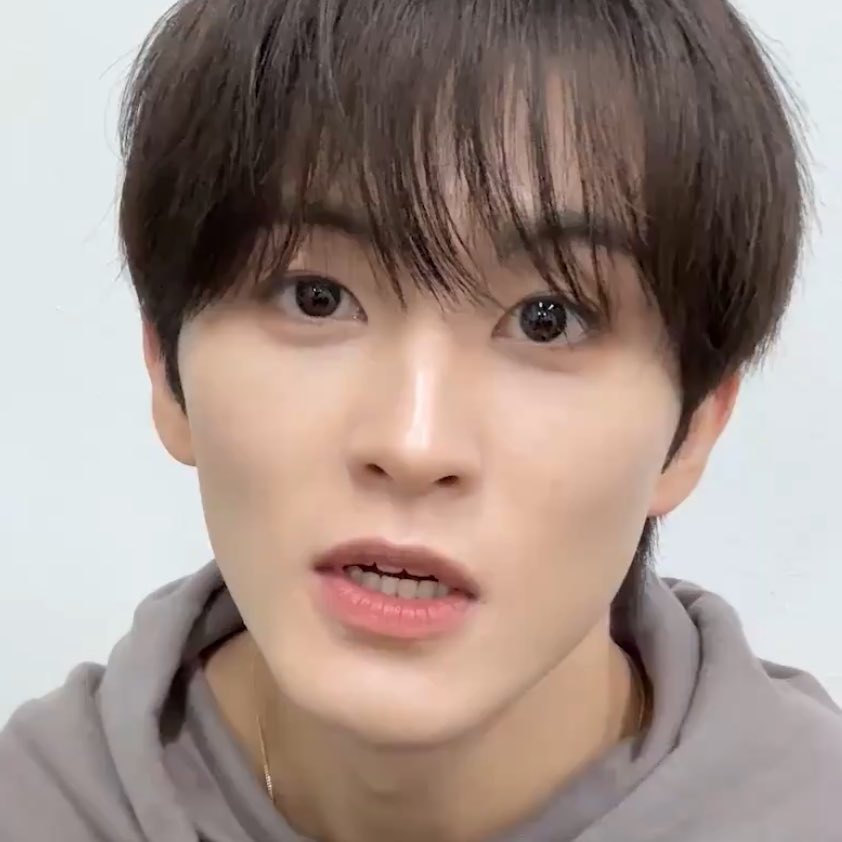 ผ่านไปกี่ปี ม้มคก็ยังหน้าตาน่ารักเหมือนเดิม จุ้บจิ้บมาก คิ้วโก่ง ตาโต ปากเล็ก แก้มกลม น่ารักน่าเอ็นดูมากเยยอะ ยิ่งโตหน้ายิ่งเด็กนะเนี่ย 🥺