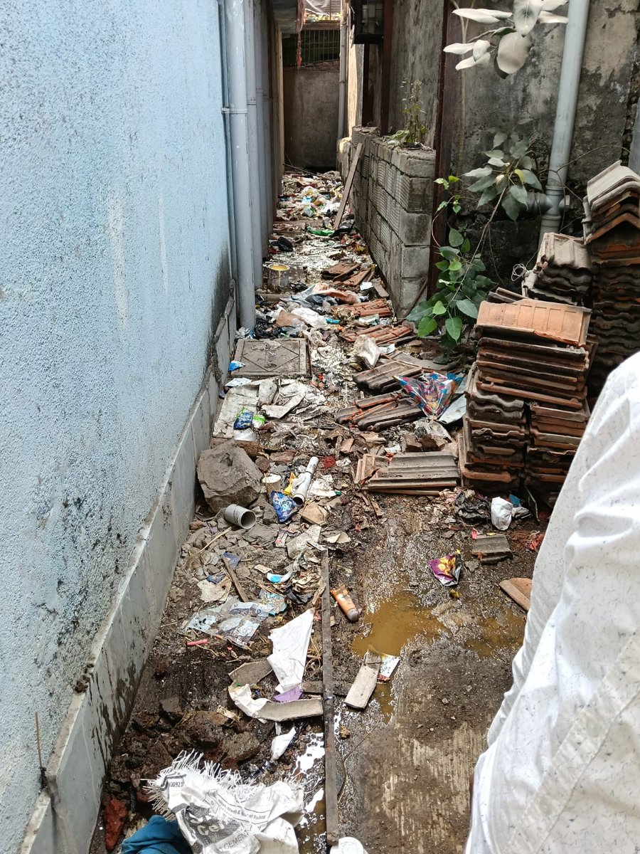 BjpKalina's tweet photo. प्रति @mybmcWardL , @mybmc,  गफूर खान इस्टेट, कुर्ला प येथे सार्वजनिक शौचालयाची अवस्था 👎  वाहती sewage लाईन, तुंबलेले नाले, अस्वच्छता. 
कृपया लवकरात लवकर दुरुस्ती व स्वच्छता करावी. 
cc: Hon. @mayor_mumbai , Hon. @ShelarAshish ji. https://t.co/aMrhD7jext