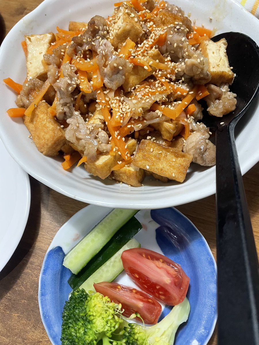 出来上がりました。厚揚げでかさ増ししました。節約です。