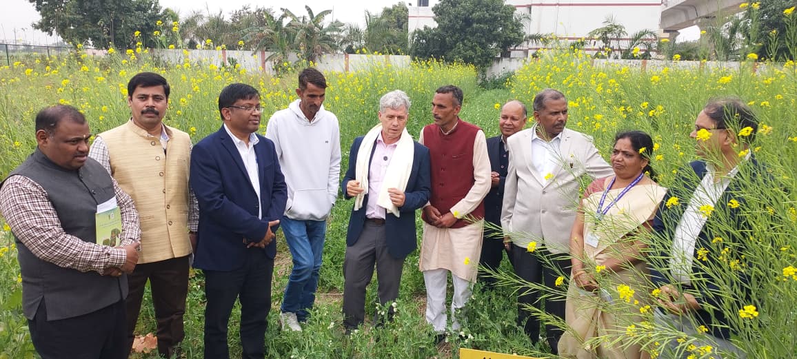 icariifsr's tweet photo. He interacted with scientists &amp; natural farmers to understand India’s Natural Farming as a Nature-Based Solution for sustainable agriculture.
Welcomed by DDG (NRM), Dr. A. K. Nayak, ADG, (SWM), Dr. A. Velmurugan, ICAR  and &amp; Director, ICAR-IIFSR, Dr. Sunil Kumar.
#IndiaBrazil https://t.co/mNqt83HoXK